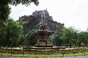 Ross Fountain og Edinburgh Castle
