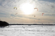 Kitesurfere på isen ved Munkholmbroen