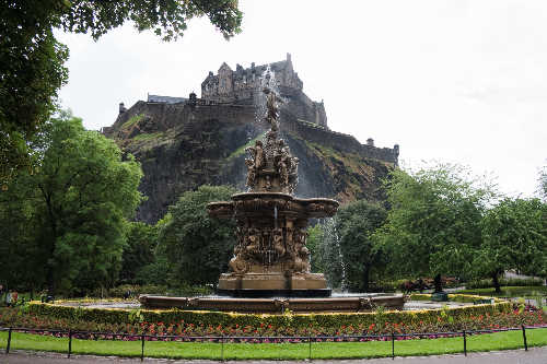 Ross Fountain og Edinburgh Castle i Skotland.