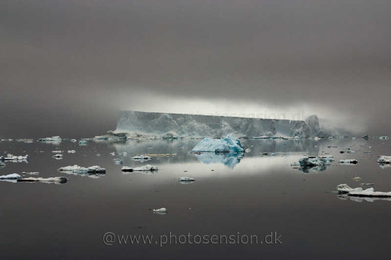 Lysende isbjerg i tågedisen