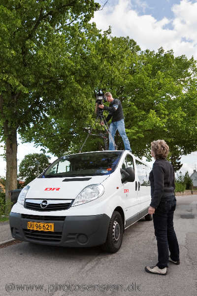 Danmarks Radio filmer foran bytræet i Arnakke